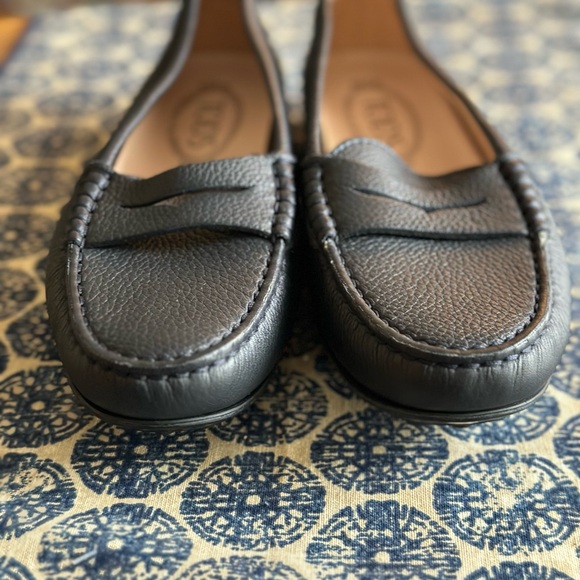 Tod’s Classic Loafer in Navy Pebble grain leather - Picture 9 of 10
